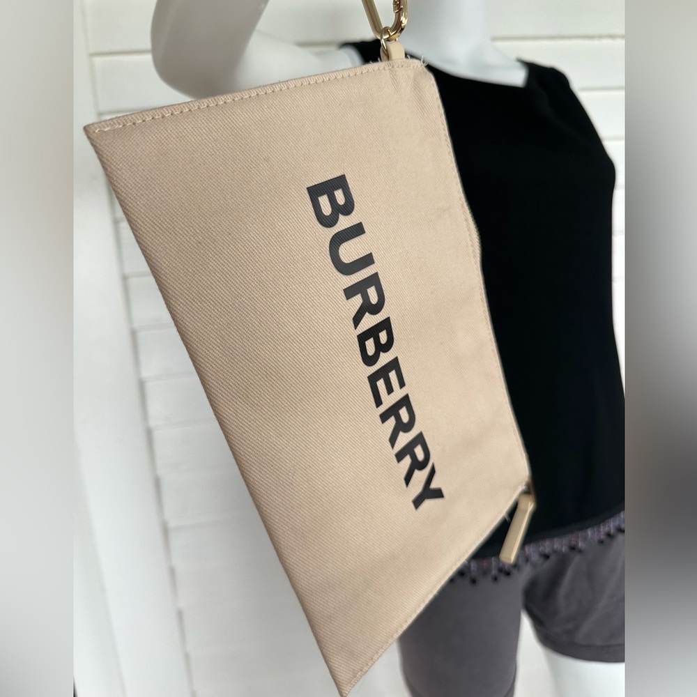 💙Burberry Zippered Closure Cotton wristlet pouch